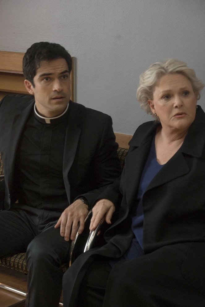 The Exorcist - Chapter Six: Star of the Morning - Photos - Alfonso Herrera, Sharon Gless
