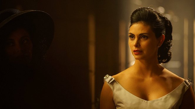 Gotham - Mad City: Beware the Green-Eyed Monster - Photos - Morena Baccarin