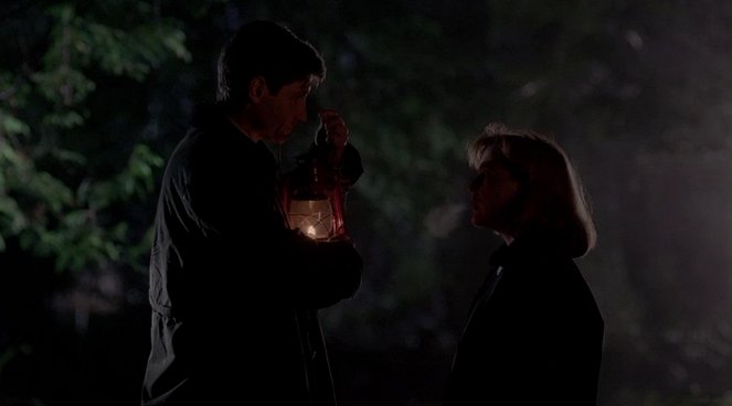 The X-Files - Season 1 - Gender Bender - Photos - David Duchovny, Gillian Anderson