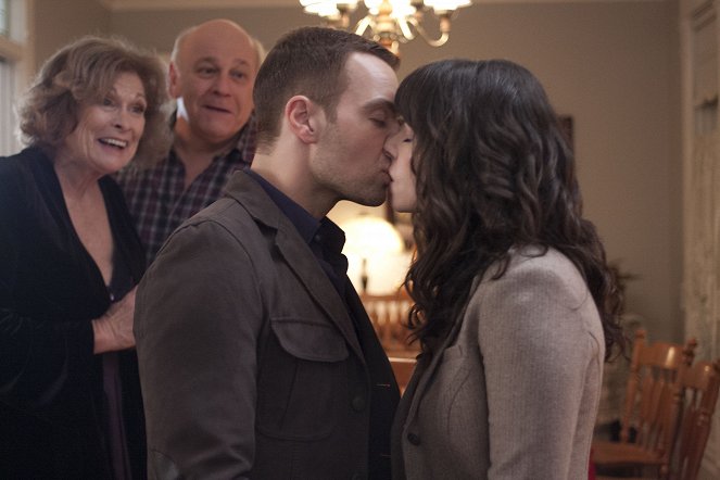 Hitched for the Holidays - Filmfotos - Paula Shaw, Serge Houde, Joey Lawrence, Emily Hampshire