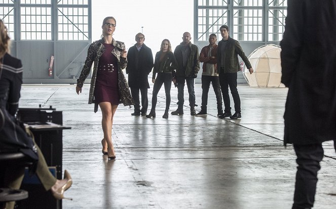 The Flash - Invasion! - Photos - Emily Bett Rickards, Victor Garber, Caity Lotz, Dominic Purcell, Franz Drameh, Brandon Routh