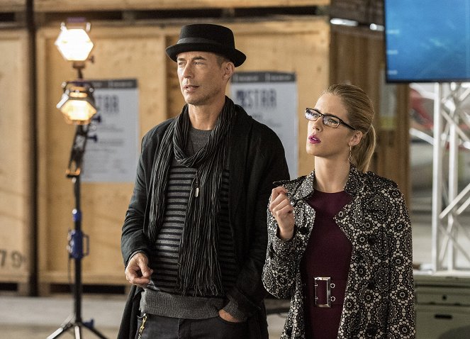 The Flash - Season 3 - Invasion! - Photos - Tom Cavanagh, Emily Bett Rickards