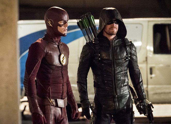 The Flash - Invasion! - Photos - Grant Gustin, Stephen Amell