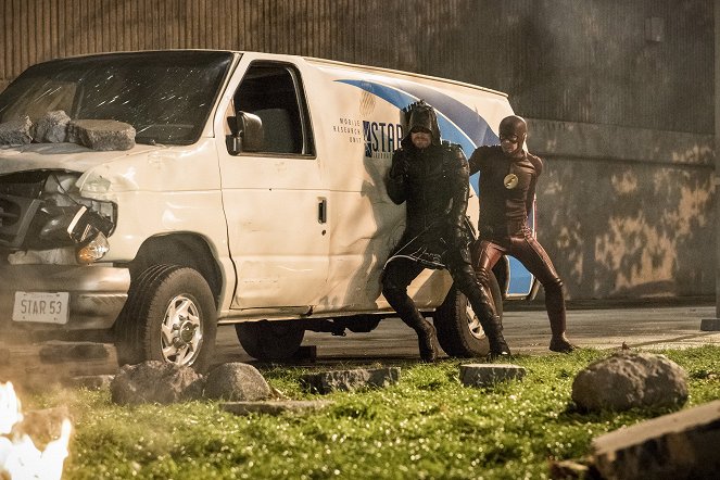 The Flash - Invasion! - Photos - Stephen Amell, Grant Gustin