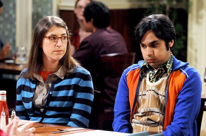 The Big Bang Theory - Season 4 - Paradoxe Psychologie - Filmfotos - Mayim Bialik, Kunal Nayyar