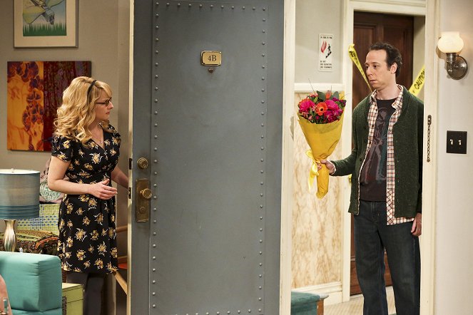The Big Bang Theory - The Line Substitution Solution - Photos - Melissa Rauch, Kevin Sussman