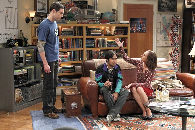 The Big Bang Theory - The Rhinitis Revelation - Photos - Jim Parsons, Kunal Nayyar, Laurie Metcalf