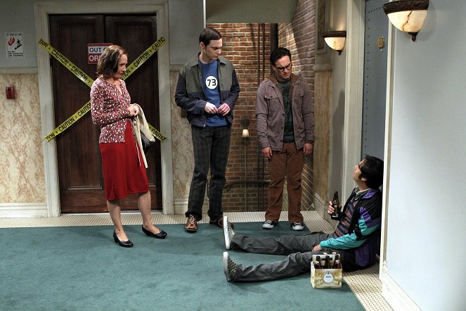 The Big Bang Theory - The Rhinitis Revelation - Van film - Laurie Metcalf, Jim Parsons, Johnny Galecki, Kunal Nayyar