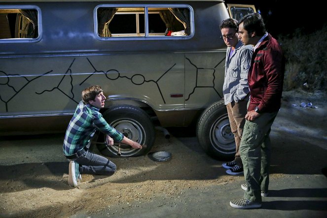 The Big Bang Theory - Season 9 - Feynmans Van - Filmfotos - Simon Helberg, Johnny Galecki, Kunal Nayyar