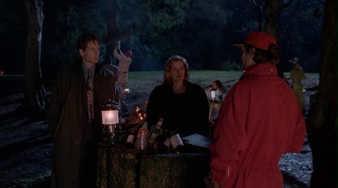 The X-Files - Season 1 - E.B.E - Van film - David Duchovny, Gillian Anderson