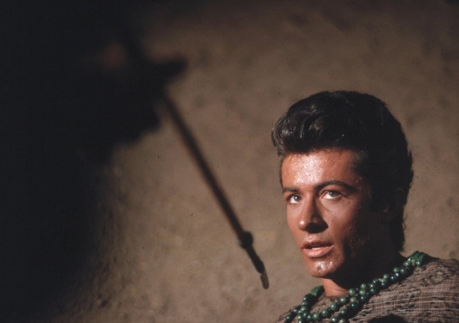 Kings of the Sun - Van film - George Chakiris