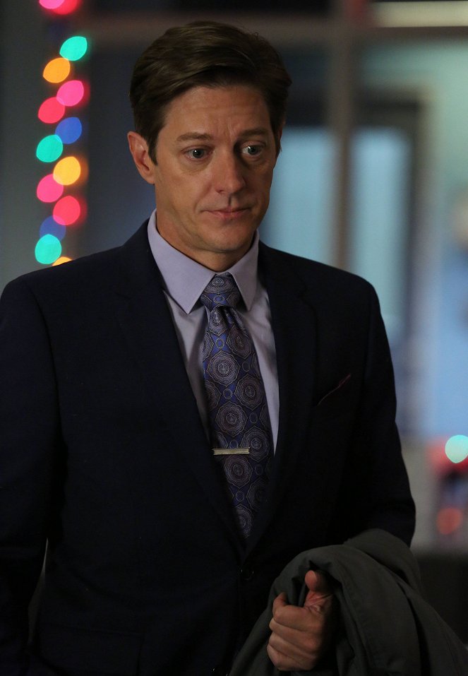 Lethal Weapon - Jingle Bell Glock - Photos - Kevin Rahm