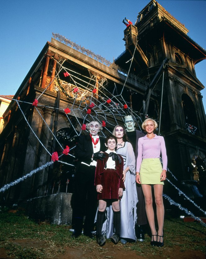 Munsters Fröhliche Weihnachten - Werbefoto - Sandy Baron, Bug Hall, Ann Magnuson, Sam McMurray, Elaine Hendrix