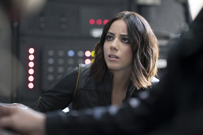 Agents of S.H.I.E.L.D. - The Laws of Inferno Dynamics - Van film - Chloe Bennet