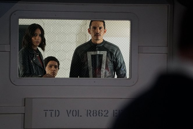 Agents of S.H.I.E.L.D. - The Good Samaritan - Van film - Chloe Bennet, Lorenzo James Henrie, Gabriel Luna