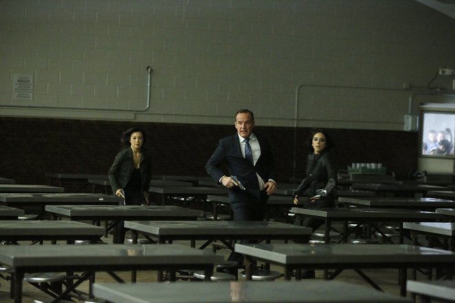 Agents of S.H.I.E.L.D. - Lockup - Van film - Ming-Na Wen, Clark Gregg, Chloe Bennet