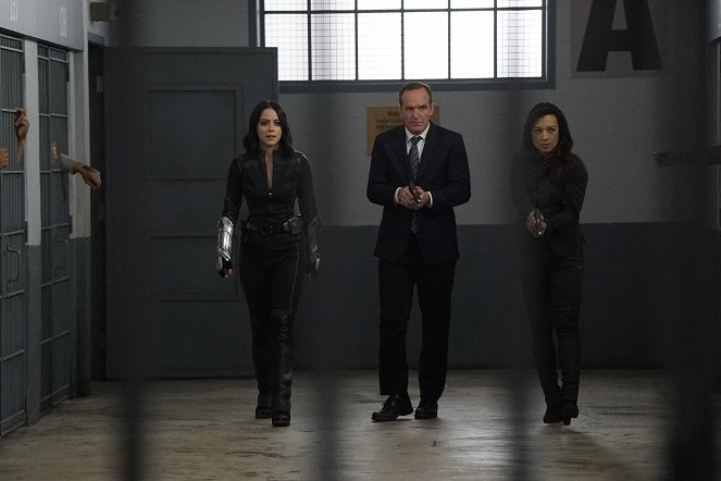 Agents of S.H.I.E.L.D. - Lockup - Van film - Chloe Bennet, Clark Gregg, Ming-Na Wen
