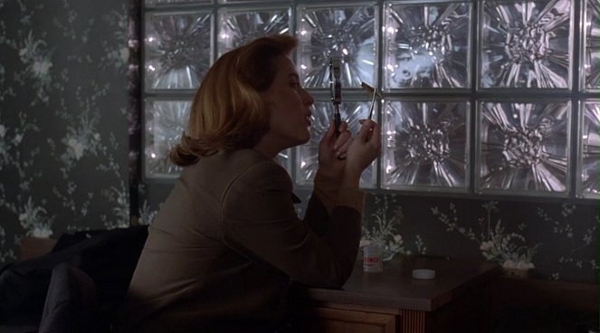 The X-Files - Season 1 - Miracle Man - Photos - Gillian Anderson