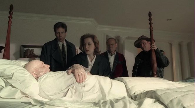 The X-Files - Season 1 - Miracle Man - Photos - Dennis Lipscomb, David Duchovny, Gillian Anderson, George Gerdes, R.D. Call