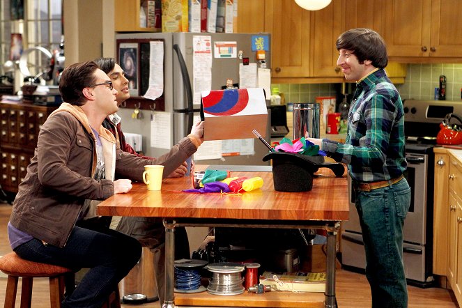 The Big Bang Theory - The Shiny Trinket Maneuver - Photos - Johnny Galecki, Kunal Nayyar, Simon Helberg