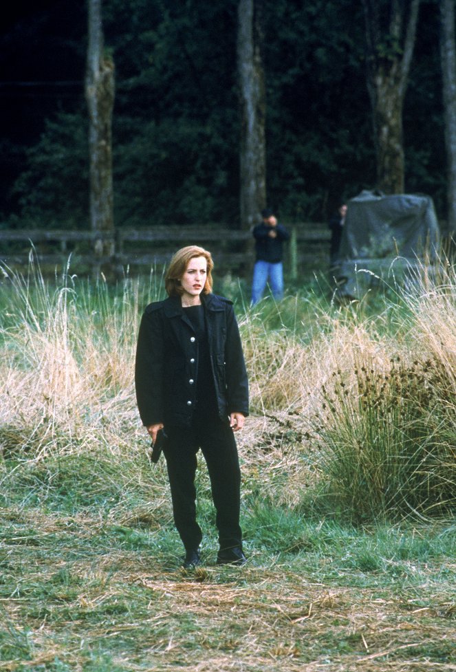 The X-Files - The Field Where I Died - Van film - Gillian Anderson