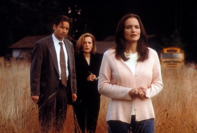 The X-Files - The Field Where I Died - Van film - David Duchovny, Gillian Anderson, Kristen Cloke