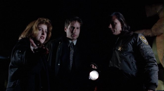 The X-Files - Season 1 - Shapes - Photos - Gillian Anderson, David Duchovny, Michael Horse