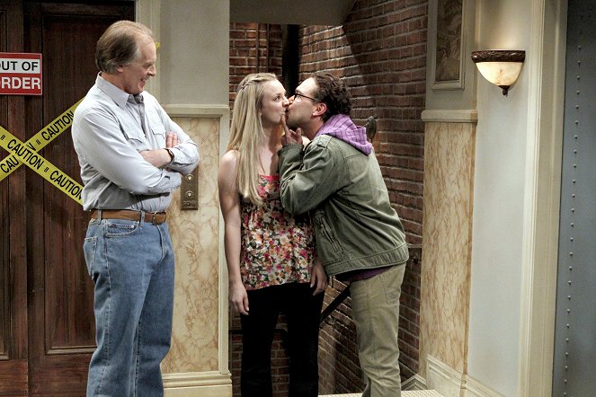 The Big Bang Theory - The Boyfriend Complexity - Photos - Keith Carradine, Kaley Cuoco, Johnny Galecki