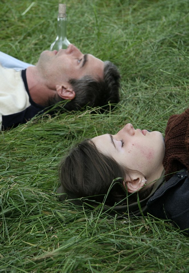 Grown-Ups Lie Down on the Ground - Photos - Laurent Suire, Victoire Thivisol