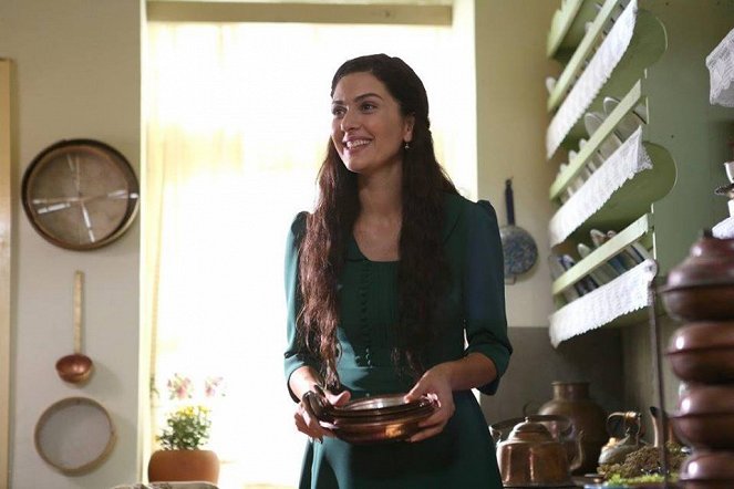 Wounded Love - Season 1 - Episode 1 - Photos - Bergüzar Korel