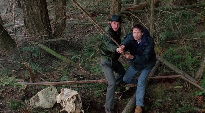 The X-Files - Darkness Falls - Photos - Jason Beghe, David Duchovny