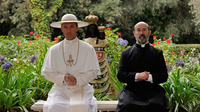 Młody papież - Episode 3 - Z filmu - Jude Law, Javier Cámara
