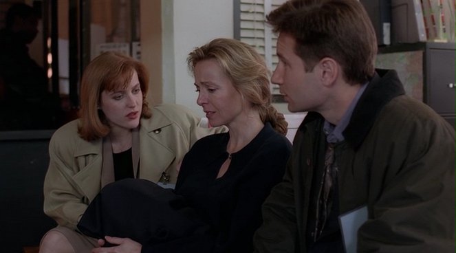 The X-Files - Season 1 - Born Again - Photos - Gillian Anderson, Dey Young, David Duchovny