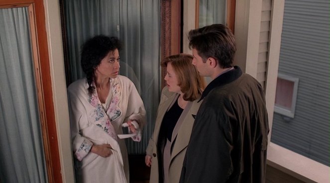 The X-Files - Season 1 - Born Again - Photos - Mimi Lieber, Gillian Anderson, David Duchovny