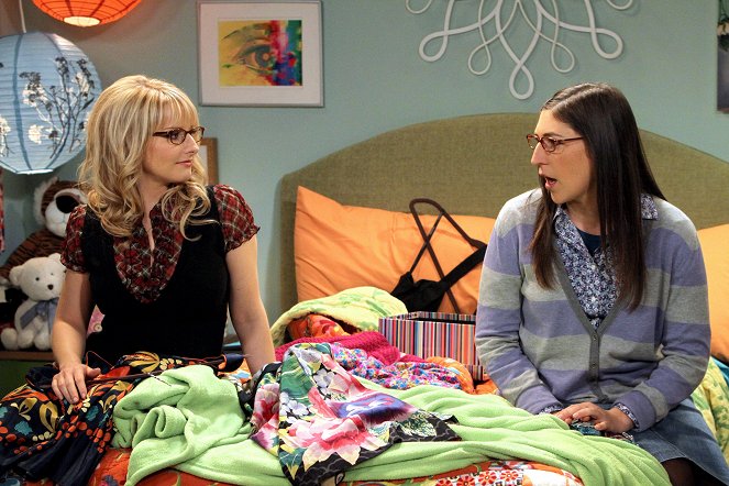 The Big Bang Theory - The Recombination Hypothesis - Photos - Melissa Rauch, Mayim Bialik