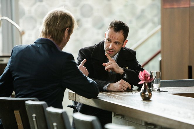Elementary - The Man with the Twisted Lip - Van film - Jonny Lee Miller