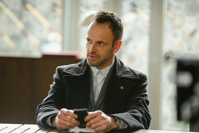 Elementary - The Man with the Twisted Lip - Van film - Jonny Lee Miller