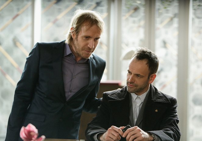 Elementary - The Man with the Twisted Lip - Photos - Rhys Ifans, Jonny Lee Miller