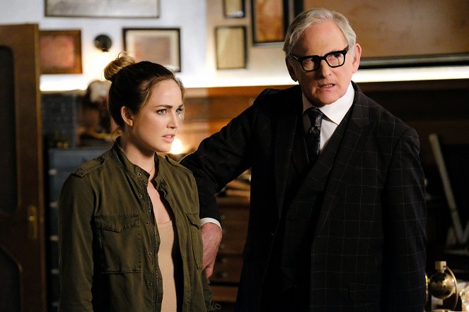 Legends of Tomorrow - The Chicago Way - Photos - Caity Lotz, Victor Garber