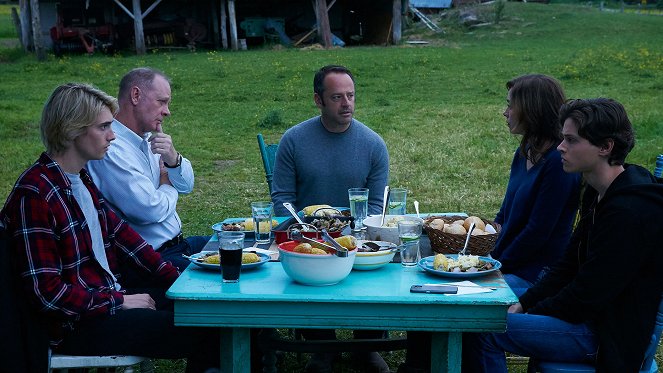 Eyewitness - The Yellow Couch - Do filme - James Paxton, Aidan Devine, Gil Bellows, Julianne Nicholson, Tyler Young