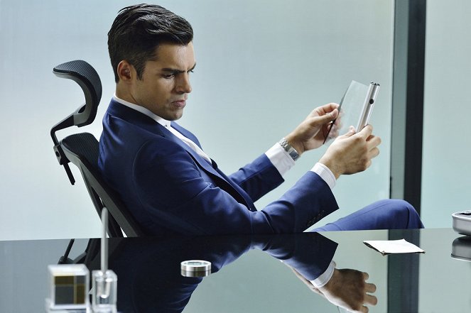 Incorporated - Vertical Mobility - Do filme - Sean Teale