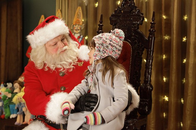 Santa Pfotes großes Weihnachtsabenteuer - Filmfotos - Richard Riehle, Kaitlyn Maher