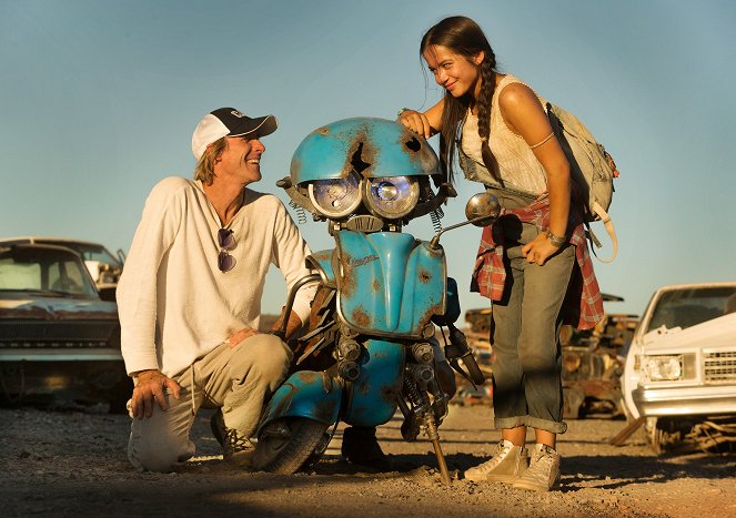 Transformers: The Last Knight - Dreharbeiten - Michael Bay, Isabela Merced