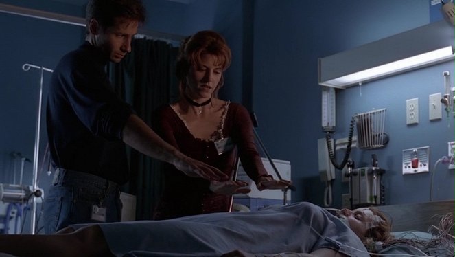 The X-Files - One Breath - Photos - David Duchovny, Melinda McGraw, Gillian Anderson