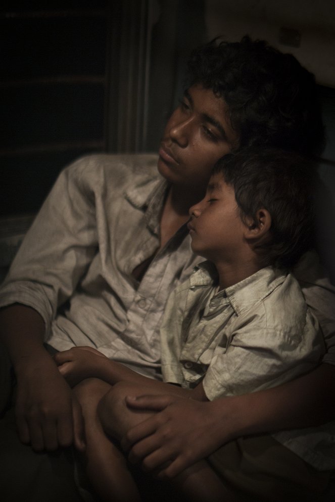 Lion - Der lange Weg nach Hause - Filmfotos - Abhishek Bharate, Sunny Pawar