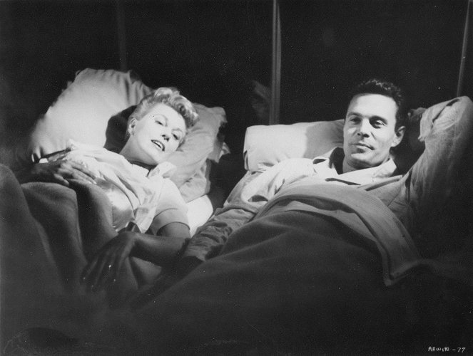 Kuolema kintereillä - Kuvat elokuvasta - Doris Day, Louis Jourdan