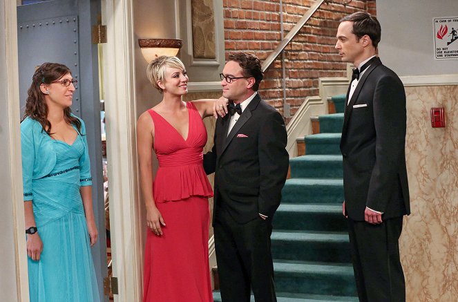 The Big Bang Theory - La equivalencia del baile del instituto - De la película - Mayim Bialik, Kaley Cuoco, Johnny Galecki, Jim Parsons