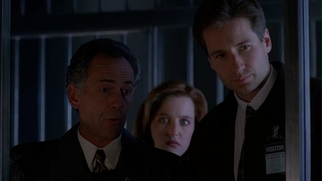 The X-Files - Irresistible - Van film - Bruce Weitz, Gillian Anderson, David Duchovny