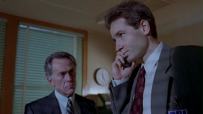 The X-Files - Irresistible - Photos - Bruce Weitz, David Duchovny