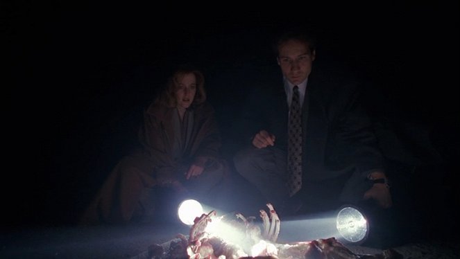 The X-Files - Die Hand Die Verletzt - Van film - Gillian Anderson, David Duchovny